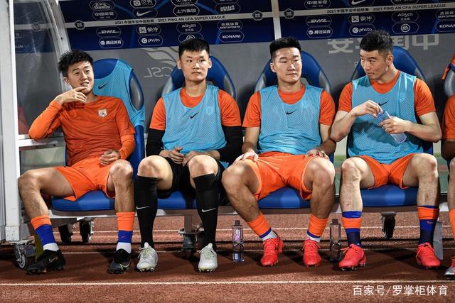 杨幂回京，黑长直造型再现，引发粉丝热议